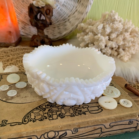 Vintage Milk Glass Bowl 🪿 - Picture 5 of 9